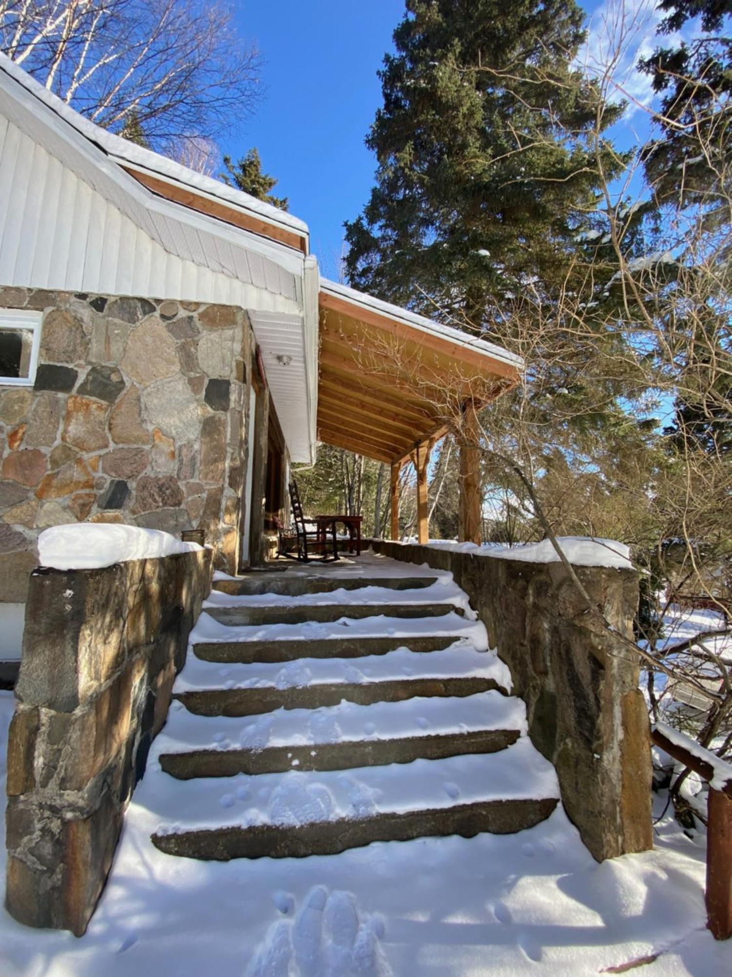 Kan-A-Mouche Pourvoirie Auberge Et Chalets Saint-Michel Buitenkant foto
